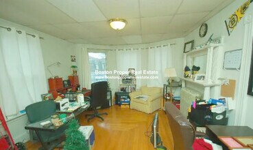 18 Greylock Rd in Boston, MA - Foto de edificio - Building Photo