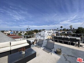 531 Venice Way in Los Angeles, CA - Building Photo - Building Photo