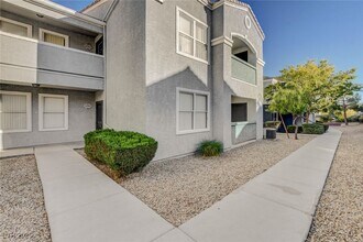 6955 N Durango Dr in Las Vegas, NV - Foto de edificio - Building Photo