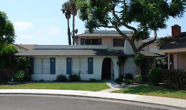 17061 Evergreen Cor in Huntington Beach, CA - Foto de edificio - Building Photo