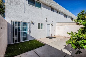319 E Pecos Way in Las Vegas, NV - Building Photo - Building Photo