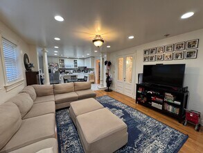 2112 Santa Clara Ave, Unit B in Alameda, CA - Building Photo - Building Photo