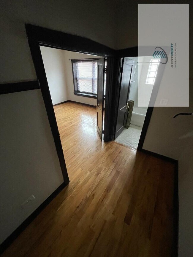 4019 W Irving Park Rd in Chicago, IL - Building Photo - Building Photo