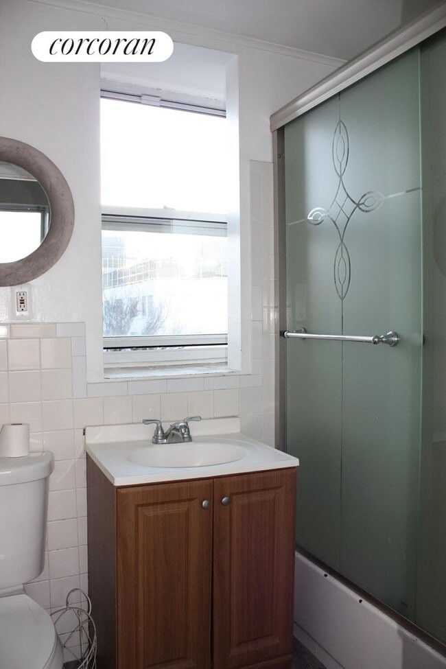 30-16 38th Ave in Queens, NY - Foto de edificio - Building Photo