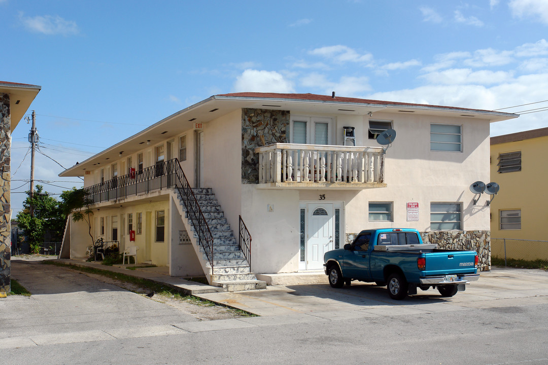 35 W 13th St in Hialeah, FL - Building Photo