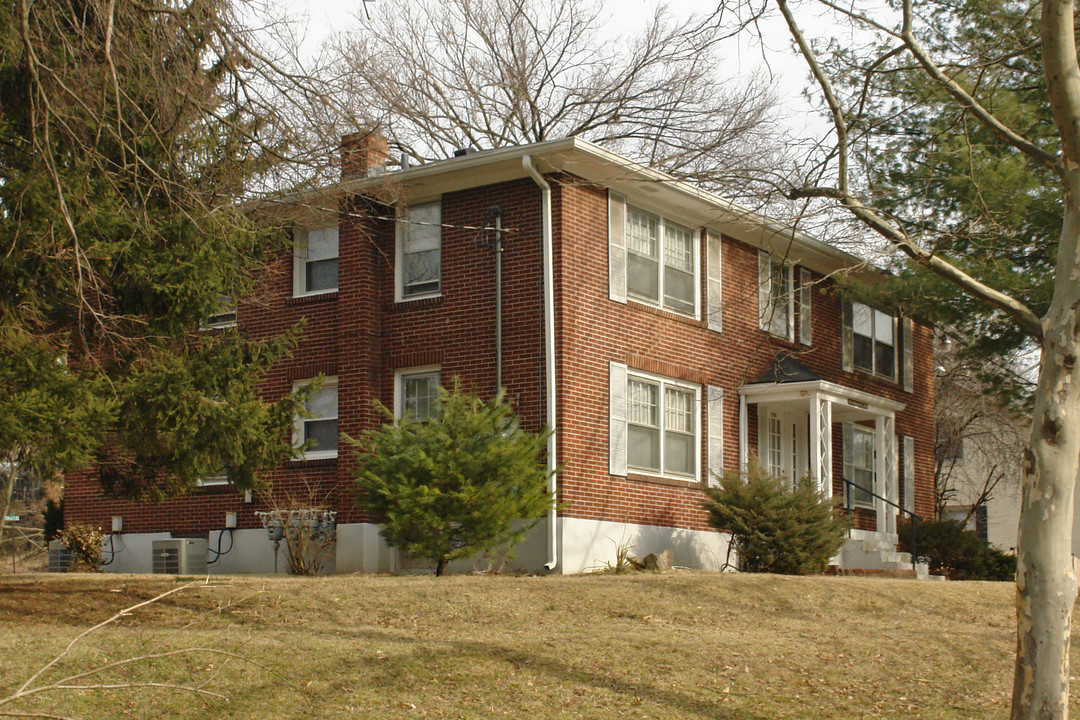 2701 Grinstead Dr in Louisville, KY - Foto de edificio