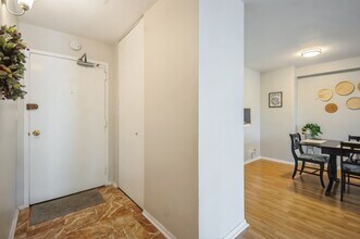 555 W Cornelia Ave in Chicago, IL - Building Photo - Building Photo