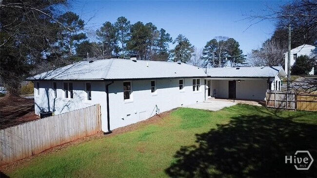 1092 West Lake Dr in Athens, GA - Building Photo - Building Photo