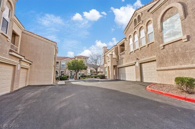 10550 W Alexander Rd in Las Vegas, NV - Building Photo - Building Photo
