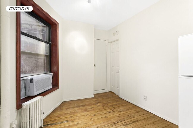 242 E 10th St in New York, NY - Building Photo - Building Photo