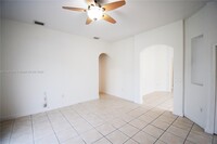 8877 NW 179 Ln in Hialeah, FL - Foto de edificio - Building Photo