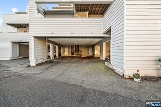 750 Mainsail Ln in Secaucus, NJ - Foto de edificio - Building Photo