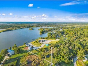1322 Clear Lake Rd in Highlands, TX - Foto de edificio - Building Photo