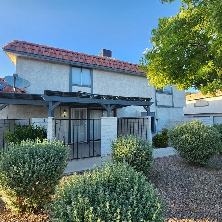 6909 Round Tree Dr in Las Vegas, NV - Building Photo