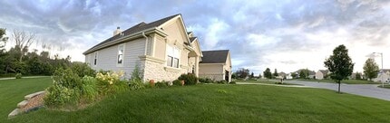 4285 W Forest Hill Ave in Franklin, WI - Building Photo - Building Photo