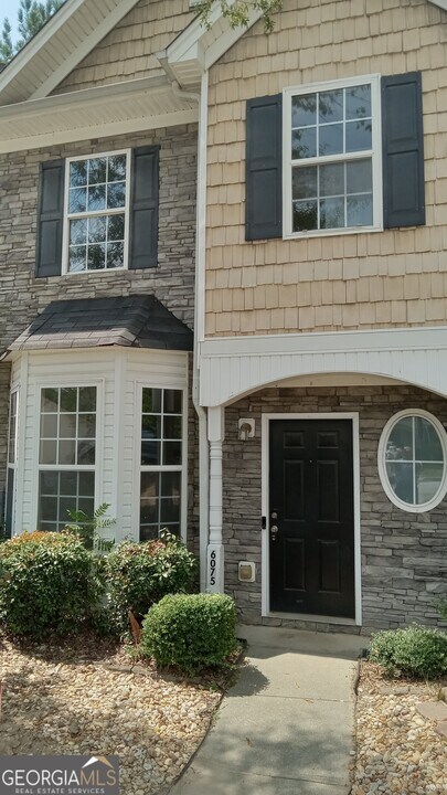 6075 Camden Forrest Dr in Riverdale, GA - Foto de edificio