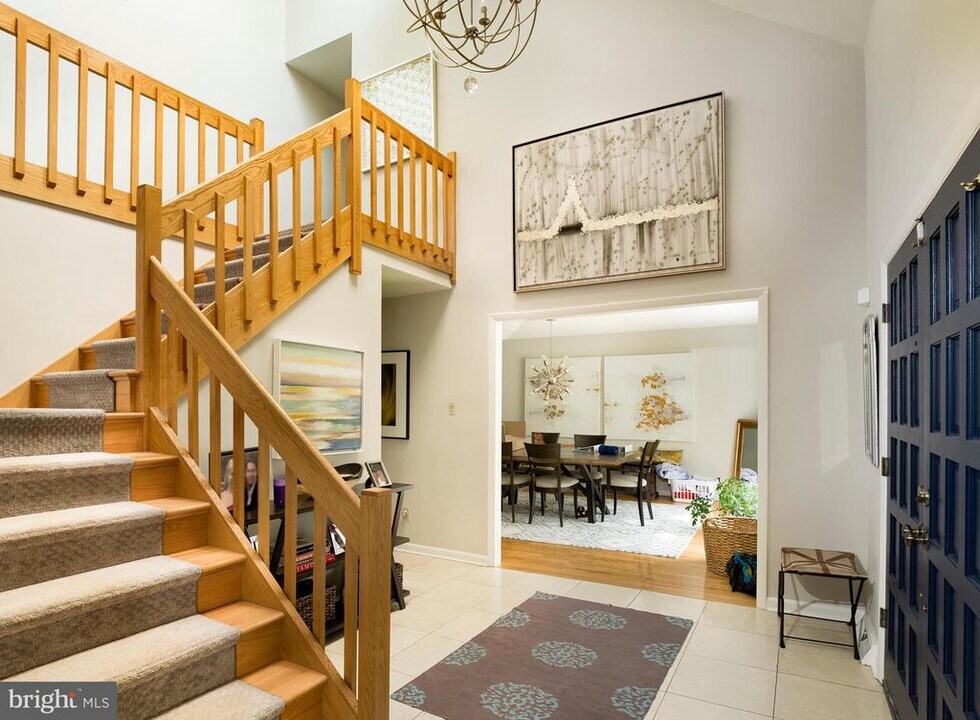 880 Roscommon Rd in Bryn Mawr, PA - Building Photo