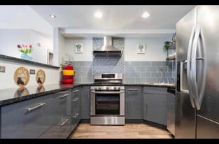 138 E Bailey Rd, Unit G in Naperville, IL - Building Photo