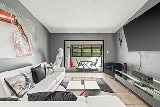 9677 86th Ave in Seminole, FL - Building Photo - Building Photo