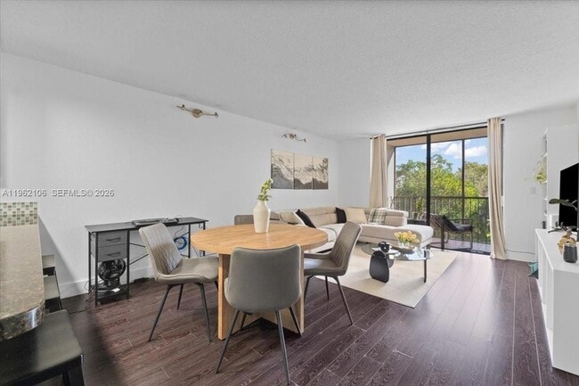 8075 SW 107th Ave, Unit 221 in Miami, FL - Foto de edificio - Building Photo