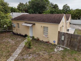 125 NW 4th Ave in Dania Beach, FL - Building Photo