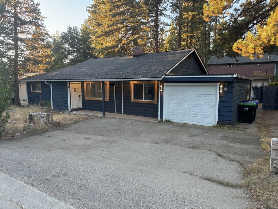 1677 Glenwood Way in South Lake Tahoe, CA - Building Photo