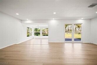 4293 Island Cir in Ft. Myers, FL - Foto de edificio - Building Photo