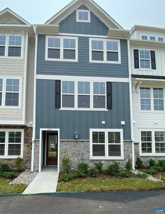 3189 Acadia Dr in Charlottesville, VA - Building Photo