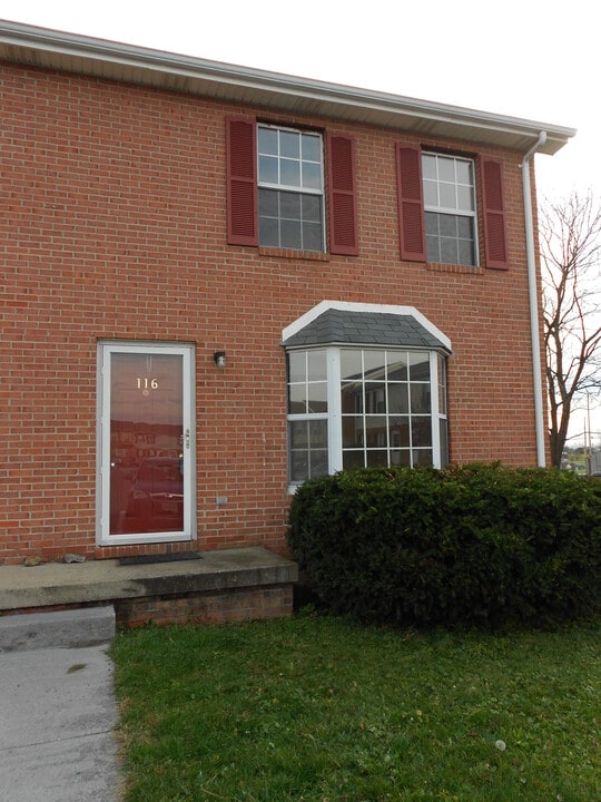 116 Nottoway Dr in Stephens City, VA - Foto de edificio