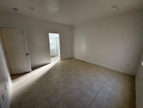 1239 N Roxbury Dr in San Bernardino, CA - Foto de edificio - Building Photo