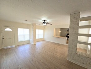 2705 S Crockett St in La Marque, TX - Foto de edificio - Building Photo