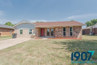 1005 SE 9th St in Moore, OK - Building Photo - Building Photo