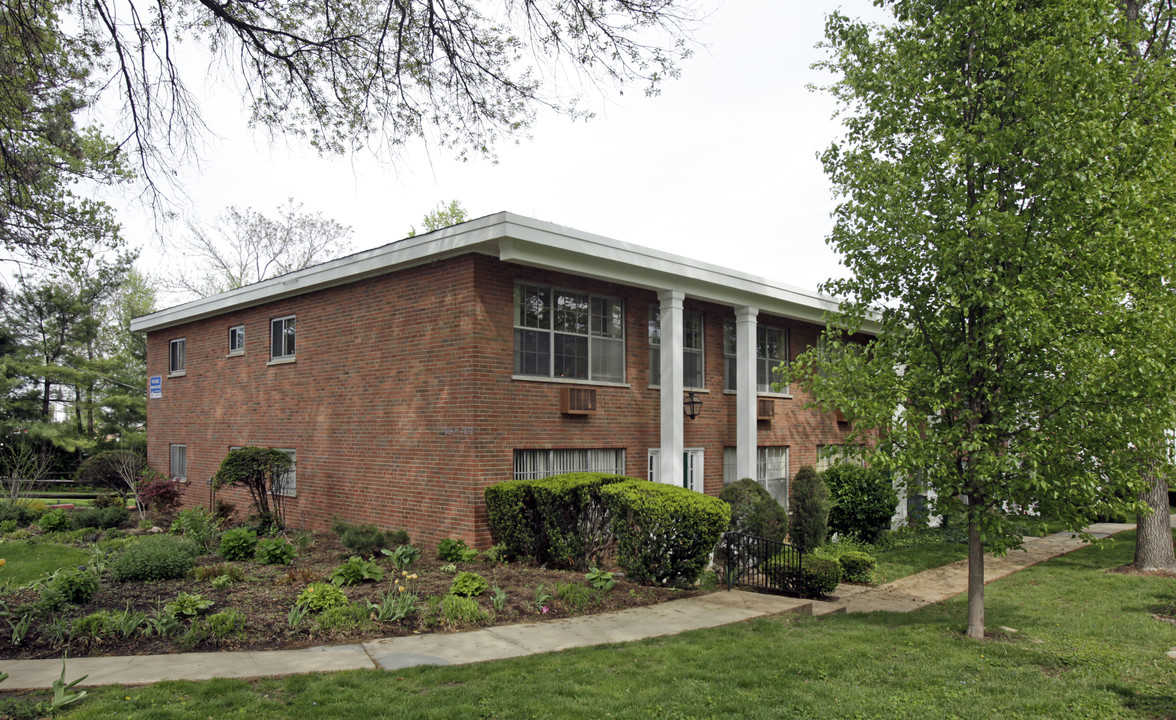 White Bluff Apartments in Webster Groves, MO - Building Photo