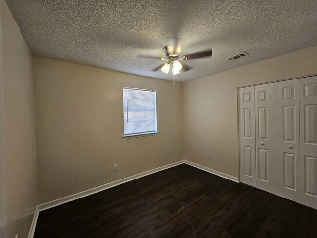 5604 Scotland Terrace in Pensacola, FL - Foto de edificio - Building Photo