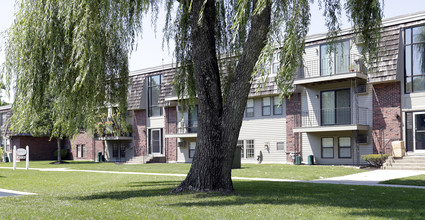 Royal Park Apartments and Townhomes in North Attleboro, MA - Building Photo - Building Photo