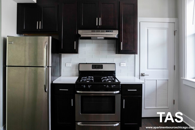 1946 W Nelson St, Unit 3W