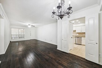 353 N Post Oak Ln in Houston, TX - Building Photo - Building Photo