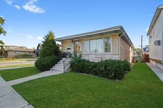 3353 N Ozanam Ave in Chicago, IL - Building Photo - Building Photo