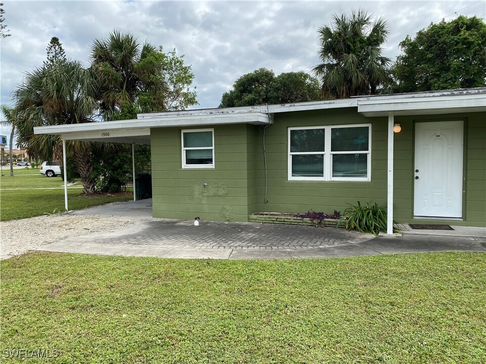 1906 Coronado Rd in Ft. Myers, FL - Building Photo