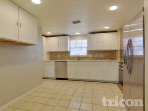 2432 Breakwater Cir in Sarasota, FL - Building Photo - Building Photo