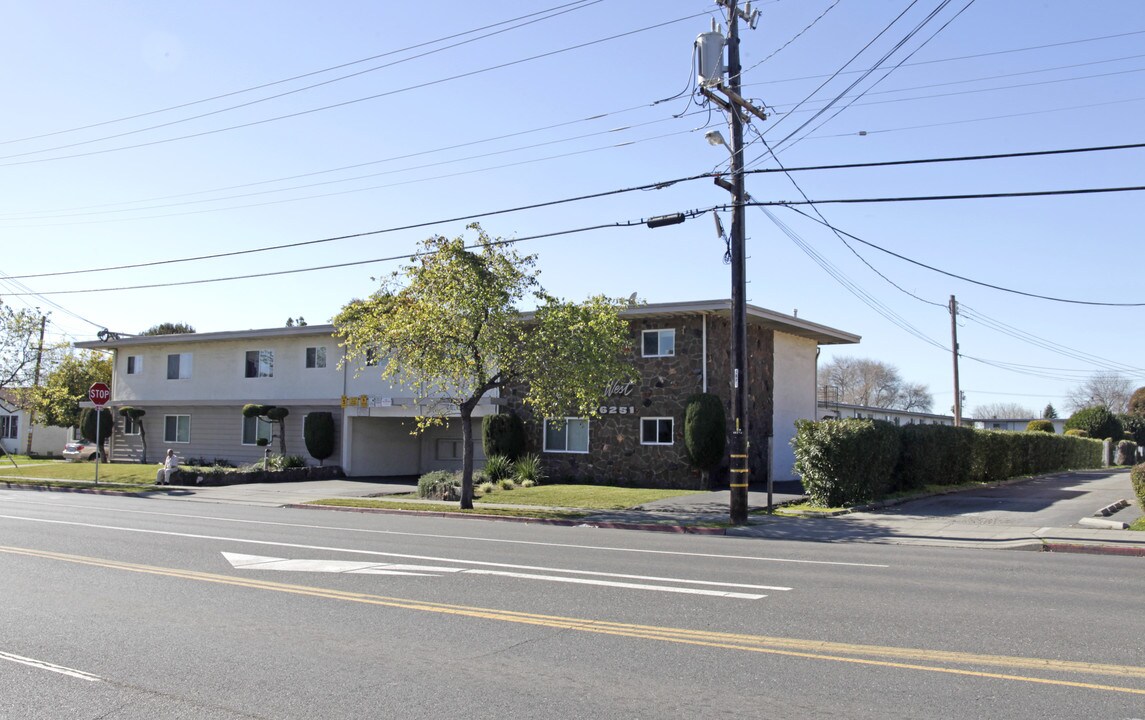 Dumont West in Hayward, CA - Building Photo