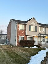 30757 Hidden Pines Ln in Roseville, MI - Building Photo