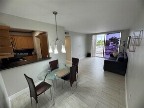 8075 NW 7th St in Miami, FL - Building Photo - Building Photo