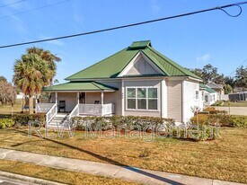 389 S Central Ave in Umatilla, FL - Building Photo