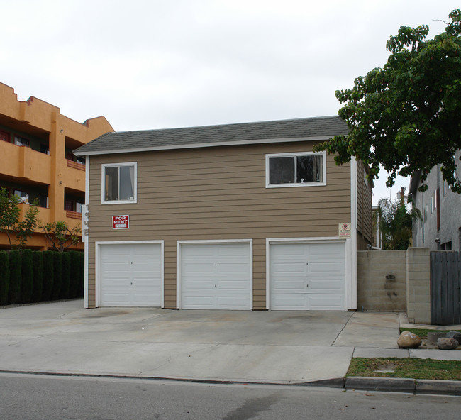 7942 Holt Ave in Huntington Beach, CA - Building Photo - Building Photo