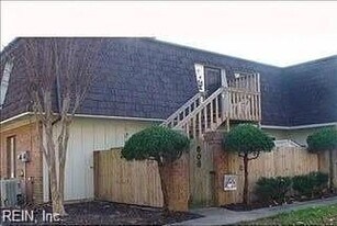 606 Ocean Lakes Dr in Virginia Beach, VA - Building Photo