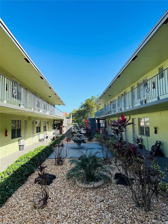 17 NE 2nd Ave in Dania Beach, FL - Building Photo
