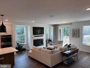 5030 Longmire Wy in Chantilly, VA - Foto de edificio - Building Photo