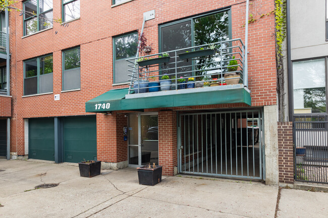 1740 N Marshfield Ave in Chicago, IL - Building Photo - Building Photo