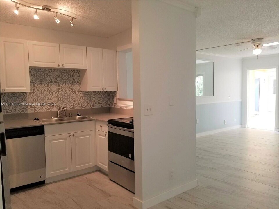 11335 Royal Palm Blvd in Coral Springs, FL - Building Photo